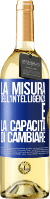 29,95 € Spedizione Gratuita | Vino bianco Edizione WHITE La misura dell'intelligenza è la capacità di cambiare Etichetta Blu. Etichetta personalizzabile Vino giovane Raccogliere 2024 Verdejo