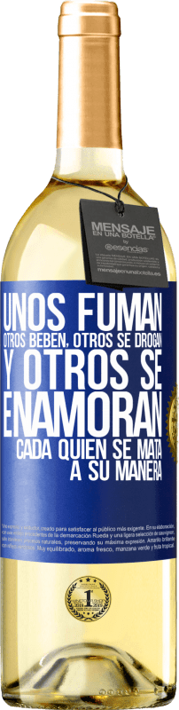 29,95 € Envío gratis | Vino Blanco Edición WHITE Unos fuman, otros beben, otros se drogan, y otros se enamoran. Cada quien se mata a su manera Etiqueta Azul. Etiqueta personalizable Vino joven Cosecha 2024 Verdejo