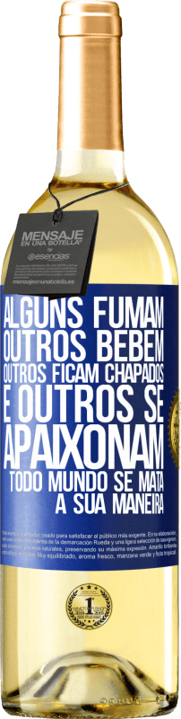 29,95 € Envio grátis | Vinho branco Edição WHITE Alguns fumam, outros bebem, outros ficam chapados e outros se apaixonam. Todo mundo se mata à sua maneira Etiqueta Azul. Etiqueta personalizável Vinho jovem Colheita 2024 Verdejo