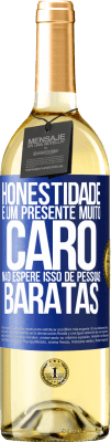 29,95 € Envio grátis | Vinho branco Edição WHITE Honestidade é um presente muito caro. Não espere isso de pessoas baratas Etiqueta Azul. Etiqueta personalizável Vinho jovem Colheita 2023 Verdejo