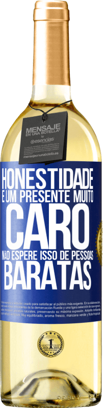 29,95 € Envio grátis | Vinho branco Edição WHITE Honestidade é um presente muito caro. Não espere isso de pessoas baratas Etiqueta Azul. Etiqueta personalizável Vinho jovem Colheita 2024 Verdejo