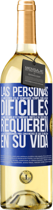 29,95 € Envío gratis | Vino Blanco Edición WHITE Las personas que han estado solas demasiado tiempo, son las más difíciles de amar. Se han acostumbrado tanto a su soledad Etiqueta Azul. Etiqueta personalizable Vino joven Cosecha 2024 Verdejo