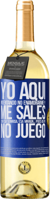 29,95 € Envío gratis | Vino Blanco Edición WHITE Yo aquí, intentando no enamorarme y me sales con esa sonrisa, esa mirada… pues así ya no juego Etiqueta Azul. Etiqueta personalizable Vino joven Cosecha 2023 Verdejo