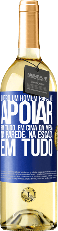 29,95 € Envio grátis | Vinho branco Edição WHITE Quero um homem para me apoiar em tudo ... Em cima da mesa, na parede, na escada ... Em tudo Etiqueta Azul. Etiqueta personalizável Vinho jovem Colheita 2024 Verdejo