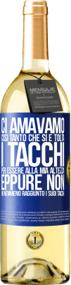 29,95 € Spedizione Gratuita | Vino bianco Edizione WHITE Ci amavamo così tanto che si è tolta i tacchi per essere alla mia altezza, eppure non ho nemmeno raggiunto i suoi tacchi Etichetta Blu. Etichetta personalizzabile Vino giovane Raccogliere 2023 Verdejo