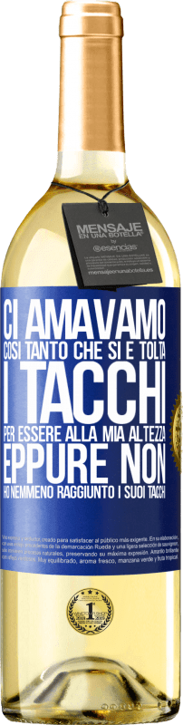 29,95 € Spedizione Gratuita | Vino bianco Edizione WHITE Ci amavamo così tanto che si è tolta i tacchi per essere alla mia altezza, eppure non ho nemmeno raggiunto i suoi tacchi Etichetta Blu. Etichetta personalizzabile Vino giovane Raccogliere 2024 Verdejo