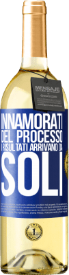 29,95 € Spedizione Gratuita | Vino bianco Edizione WHITE Innamorati del processo, i risultati arrivano da soli Etichetta Blu. Etichetta personalizzabile Vino giovane Raccogliere 2023 Verdejo