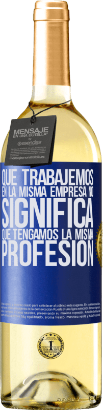 29,95 € Envío gratis | Vino Blanco Edición WHITE Que trabajemos en la misma empresa no significa que tengamos la misma profesión Etiqueta Azul. Etiqueta personalizable Vino joven Cosecha 2024 Verdejo