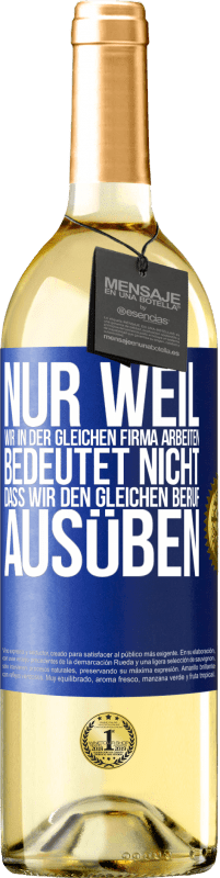 29,95 € Kostenloser Versand | Weißwein WHITE Ausgabe Nur weil wir in der gleichen Firma arbeiten, bedeutet nicht, dass wir den gleichen Beruf ausüben Blaue Markierung. Anpassbares Etikett Junger Wein Ernte 2024 Verdejo