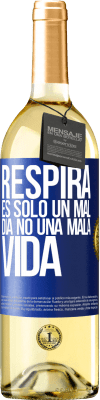 29,95 € Envío gratis | Vino Blanco Edición WHITE Respira, es sólo un mal día, no una mala vida Etiqueta Azul. Etiqueta personalizable Vino joven Cosecha 2024 Verdejo