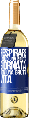 29,95 € Spedizione Gratuita | Vino bianco Edizione WHITE Respirare, è solo una brutta giornata, non una brutta vita Etichetta Blu. Etichetta personalizzabile Vino giovane Raccogliere 2024 Verdejo