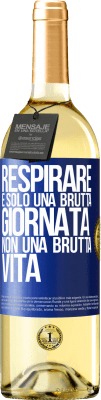 29,95 € Spedizione Gratuita | Vino bianco Edizione WHITE Respirare, è solo una brutta giornata, non una brutta vita Etichetta Blu. Etichetta personalizzabile Vino giovane Raccogliere 2025 Verdejo