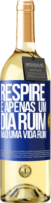 29,95 € Envio grátis | Vinho branco Edição WHITE Respire, é apenas um dia ruim, não uma vida ruim Etiqueta Azul. Etiqueta personalizável Vinho jovem Colheita 2023 Verdejo