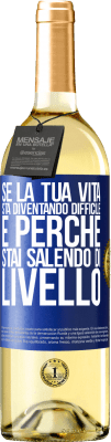 29,95 € Spedizione Gratuita | Vino bianco Edizione WHITE Se la tua vita sta diventando difficile, è perché stai salendo di livello Etichetta Blu. Etichetta personalizzabile Vino giovane Raccogliere 2023 Verdejo