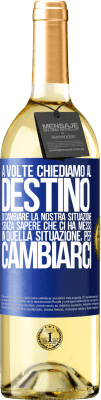 29,95 € Spedizione Gratuita | Vino bianco Edizione WHITE A volte chiediamo al destino di cambiare la nostra situazione senza sapere che ci ha messo in quella situazione, per Etichetta Blu. Etichetta personalizzabile Vino giovane Raccogliere 2024 Verdejo