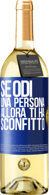 29,95 € Spedizione Gratuita | Vino bianco Edizione WHITE Se odi una persona, allora ti ha sconfitto Etichetta Blu. Etichetta personalizzabile Vino giovane Raccogliere 2023 Verdejo