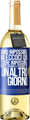 29,95 € Spedizione Gratuita | Vino bianco Edizione WHITE Siamo impossibili, ma eccoci qui, essere impossibili insieme e lasciare il possibile per un altro giorno Etichetta Blu. Etichetta personalizzabile Vino giovane Raccogliere 2023 Verdejo