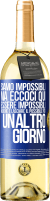 29,95 € Spedizione Gratuita | Vino bianco Edizione WHITE Siamo impossibili, ma eccoci qui, essere impossibili insieme e lasciare il possibile per un altro giorno Etichetta Blu. Etichetta personalizzabile Vino giovane Raccogliere 2025 Verdejo