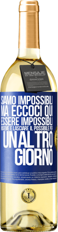 29,95 € Spedizione Gratuita | Vino bianco Edizione WHITE Siamo impossibili, ma eccoci qui, essere impossibili insieme e lasciare il possibile per un altro giorno Etichetta Blu. Etichetta personalizzabile Vino giovane Raccogliere 2024 Verdejo