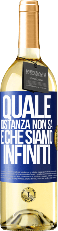 29,95 € Spedizione Gratuita | Vino bianco Edizione WHITE Quale distanza non sa è che siamo infiniti Etichetta Blu. Etichetta personalizzabile Vino giovane Raccogliere 2024 Verdejo