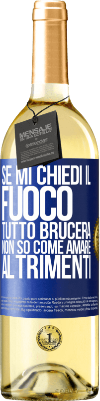 29,95 € Spedizione Gratuita | Vino bianco Edizione WHITE Se mi chiedi il fuoco, tutto brucerà. Non so come amare altrimenti Etichetta Blu. Etichetta personalizzabile Vino giovane Raccogliere 2024 Verdejo