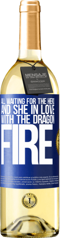 29,95 € 免费送货 | 白葡萄酒 WHITE版 所有人都在等待英雄和她爱上了龙火 蓝色标签. 可自定义的标签 青年酒 收成 2023 Verdejo