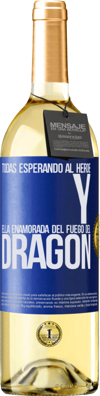 29,95 € Envío gratis | Vino Blanco Edición WHITE Todas esperando al héroe y ella enamorada del fuego del dragón Etiqueta Azul. Etiqueta personalizable Vino joven Cosecha 2024 Verdejo