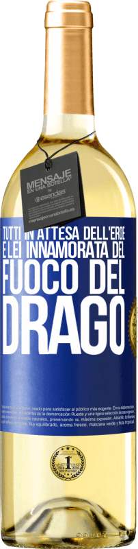 29,95 € Spedizione Gratuita | Vino bianco Edizione WHITE Tutti in attesa dell'eroe e lei innamorata del fuoco del drago Etichetta Blu. Etichetta personalizzabile Vino giovane Raccogliere 2024 Verdejo