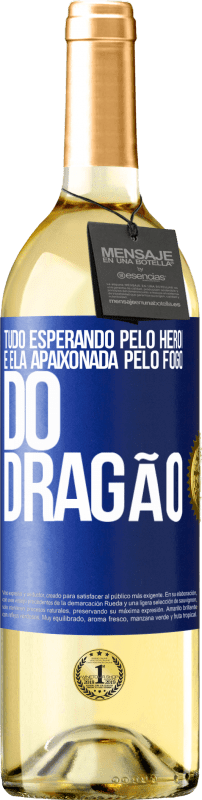 29,95 € Envio grátis | Vinho branco Edição WHITE Tudo esperando pelo herói e ela apaixonada pelo fogo do dragão Etiqueta Azul. Etiqueta personalizável Vinho jovem Colheita 2024 Verdejo