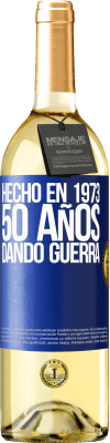 29,95 € Envío gratis | Vino Blanco Edición WHITE Hecho en 1973. 50 años dando guerra Etiqueta Azul. Etiqueta personalizable Vino joven Cosecha 2024 Verdejo