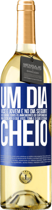 29,95 € Envio grátis | Vinho branco Edição WHITE Um dia você é jovem e no dia seguinte você cheira todos os amaciadores do supermercado para escolher o que você toma e o que Etiqueta Azul. Etiqueta personalizável Vinho jovem Colheita 2024 Verdejo