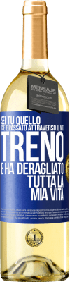 29,95 € Spedizione Gratuita | Vino bianco Edizione WHITE Sei tu quello che è passato attraverso il mio treno e ha deragliato tutta la mia vita Etichetta Blu. Etichetta personalizzabile Vino giovane Raccogliere 2023 Verdejo