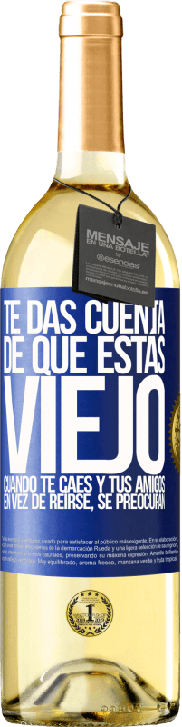29,95 € Envío gratis | Vino Blanco Edición WHITE Te das cuenta de que estás viejo cuando te caes y tus amigos en vez de reírse, se preocupan Etiqueta Azul. Etiqueta personalizable Vino joven Cosecha 2025 Verdejo