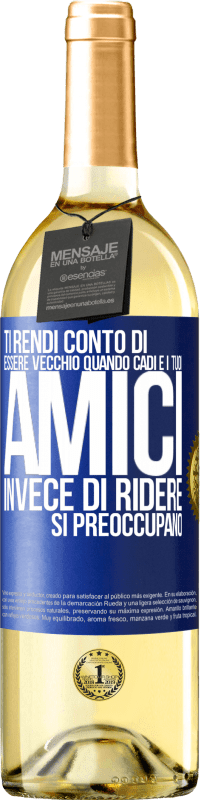 29,95 € Spedizione Gratuita | Vino bianco Edizione WHITE Ti rendi conto di essere vecchio quando cadi e i tuoi amici, invece di ridere, si preoccupano Etichetta Blu. Etichetta personalizzabile Vino giovane Raccogliere 2024 Verdejo