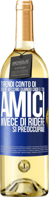 29,95 € Spedizione Gratuita | Vino bianco Edizione WHITE Ti rendi conto di essere vecchio quando cadi e i tuoi amici, invece di ridere, si preoccupano Etichetta Blu. Etichetta personalizzabile Vino giovane Raccogliere 2025 Verdejo