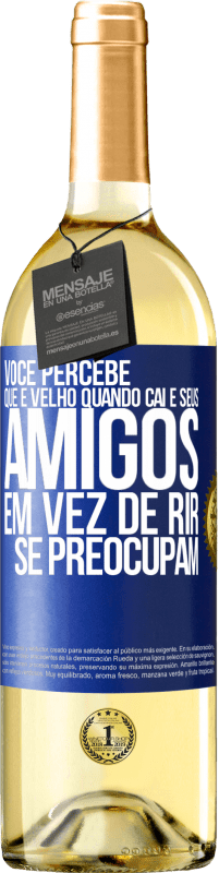 29,95 € Envio grátis | Vinho branco Edição WHITE Você percebe que é velho quando cai e seus amigos, em vez de rir, se preocupam Etiqueta Azul. Etiqueta personalizável Vinho jovem Colheita 2024 Verdejo