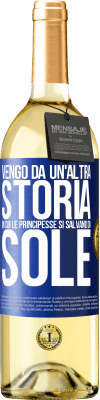 29,95 € Spedizione Gratuita | Vino bianco Edizione WHITE Vengo da un'altra storia in cui le principesse si salvano da sole Etichetta Blu. Etichetta personalizzabile Vino giovane Raccogliere 2023 Verdejo