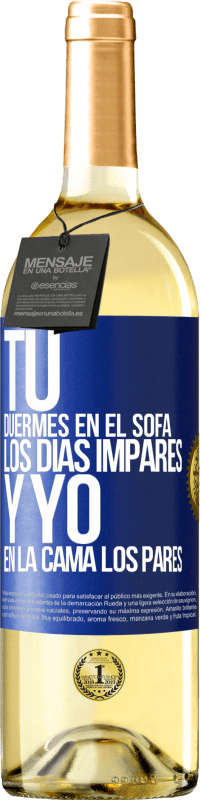 29,95 € Envío gratis | Vino Blanco Edición WHITE Tú duermes en el sofá los días impares y yo en la cama los pares Etiqueta Azul. Etiqueta personalizable Vino joven Cosecha 2023 Verdejo