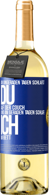 29,95 € Kostenloser Versand | Weißwein WHITE Ausgabe An ungeraden Tagen schläfst du auf der Couch und an geraden Tagen schlafe ich im Bett. Blaue Markierung. Anpassbares Etikett Junger Wein Ernte 2023 Verdejo