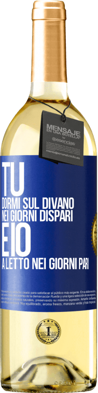 29,95 € Spedizione Gratuita | Vino bianco Edizione WHITE Tu dormi sul divano nei giorni dispari e io a letto nei giorni pari Etichetta Blu. Etichetta personalizzabile Vino giovane Raccogliere 2023 Verdejo