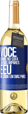 29,95 € Envio grátis | Vinho branco Edição WHITE Você dorme no sofá em dias ímpares e eu na cama em dias pares Etiqueta Azul. Etiqueta personalizável Vinho jovem Colheita 2024 Verdejo