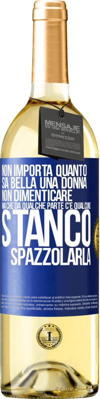 29,95 € Spedizione Gratuita | Vino bianco Edizione WHITE Non importa quanto sia bella una donna, non dimenticare mai che da qualche parte c'è qualcuno stanco di spazzolarla Etichetta Blu. Etichetta personalizzabile Vino giovane Raccogliere 2023 Verdejo