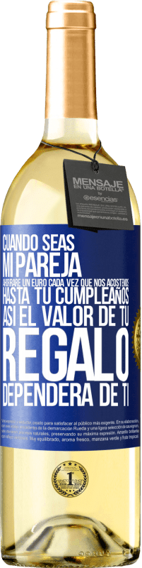 29,95 € Envío gratis | Vino Blanco Edición WHITE Cuando seas mi pareja, ahorraré un euro cada vez que nos acostemos hasta tu cumpleaños, así el valor de tu regalo dependerá Etiqueta Azul. Etiqueta personalizable Vino joven Cosecha 2024 Verdejo