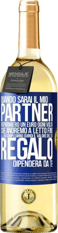 29,95 € Spedizione Gratuita | Vino bianco Edizione WHITE Quando sarai il mio partner risparmierò un euro ogni volta che andremo a letto fino al tuo compleanno, quindi il valore del Etichetta Blu. Etichetta personalizzabile Vino giovane Raccogliere 2024 Verdejo