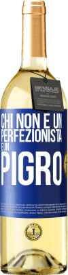 29,95 € Spedizione Gratuita | Vino bianco Edizione WHITE Chi non è un perfezionista è un pigro Etichetta Blu. Etichetta personalizzabile Vino giovane Raccogliere 2024 Verdejo