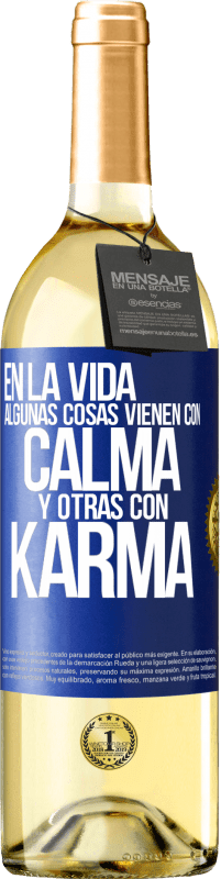 29,95 € Envío gratis | Vino Blanco Edición WHITE En la vida algunas cosas vienen con calma y otras con karma Etiqueta Azul. Etiqueta personalizable Vino joven Cosecha 2023 Verdejo