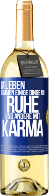 29,95 € Kostenloser Versand | Weißwein WHITE Ausgabe Im Leben kommen einige Dinge mir Ruhe und andere mit Karma Blaue Markierung. Anpassbares Etikett Junger Wein Ernte 2023 Verdejo