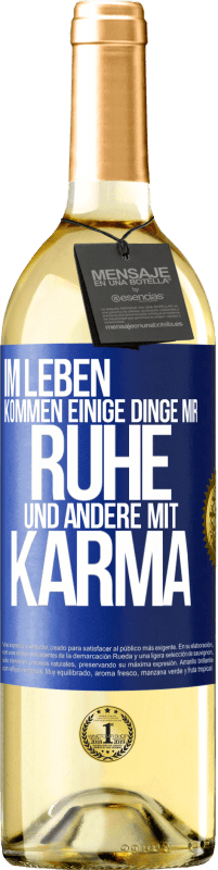 29,95 € Kostenloser Versand | Weißwein WHITE Ausgabe Im Leben kommen einige Dinge mir Ruhe und andere mit Karma Blaue Markierung. Anpassbares Etikett Junger Wein Ernte 2023 Verdejo