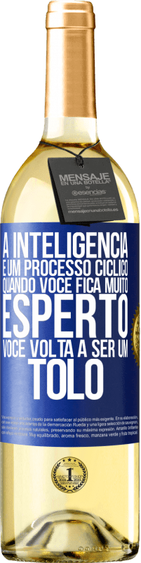 29,95 € Envio grátis | Vinho branco Edição WHITE A inteligência é um processo cíclico. Quando você fica muito esperto, você volta a ser um tolo Etiqueta Azul. Etiqueta personalizável Vinho jovem Colheita 2023 Verdejo