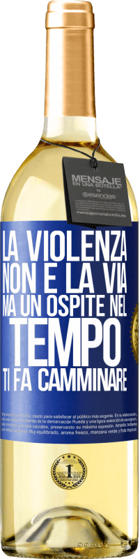 29,95 € Spedizione Gratuita | Vino bianco Edizione WHITE La violenza non è la via, ma un ospite nel tempo ti fa camminare Etichetta Blu. Etichetta personalizzabile Vino giovane Raccogliere 2024 Verdejo